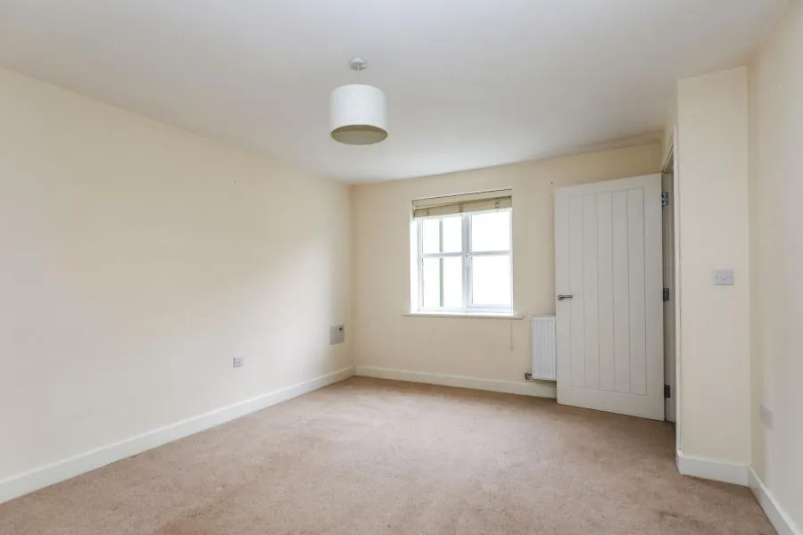 Larkspur Drive, RH15, photo 3