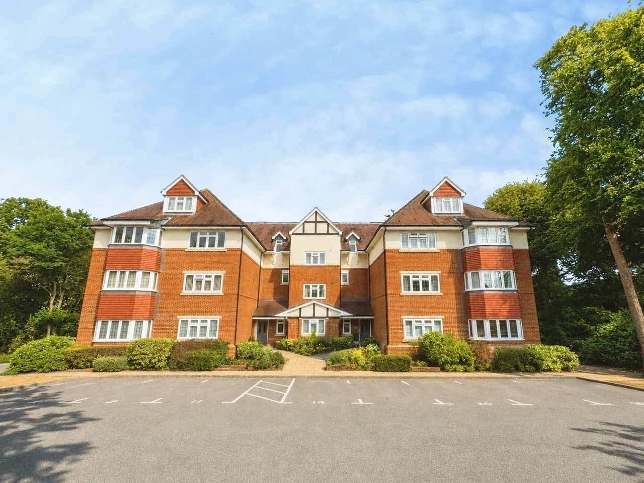2 bed flat for sale — Canterbury Gardens, Farnborough, Hampshire, GU14 6TZ