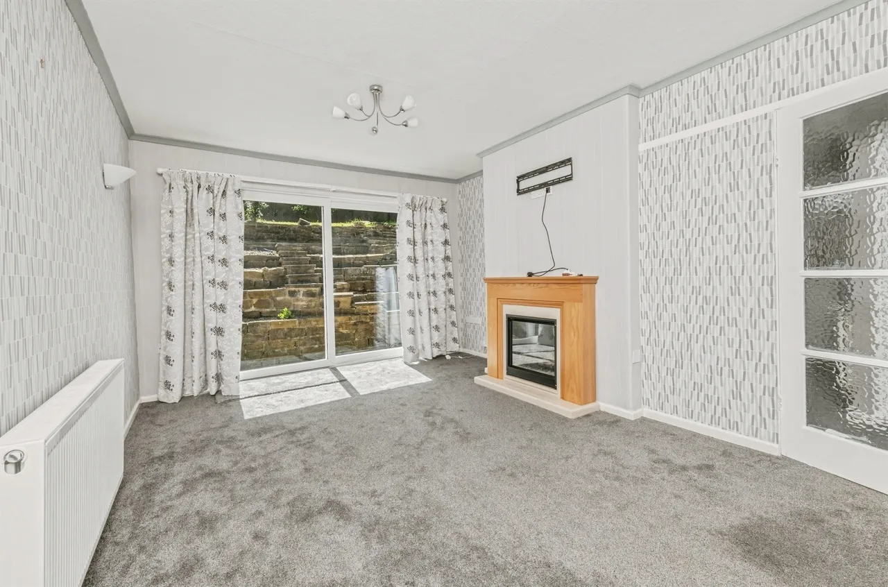 St. Johns Drive, Huddersfield, photo 2