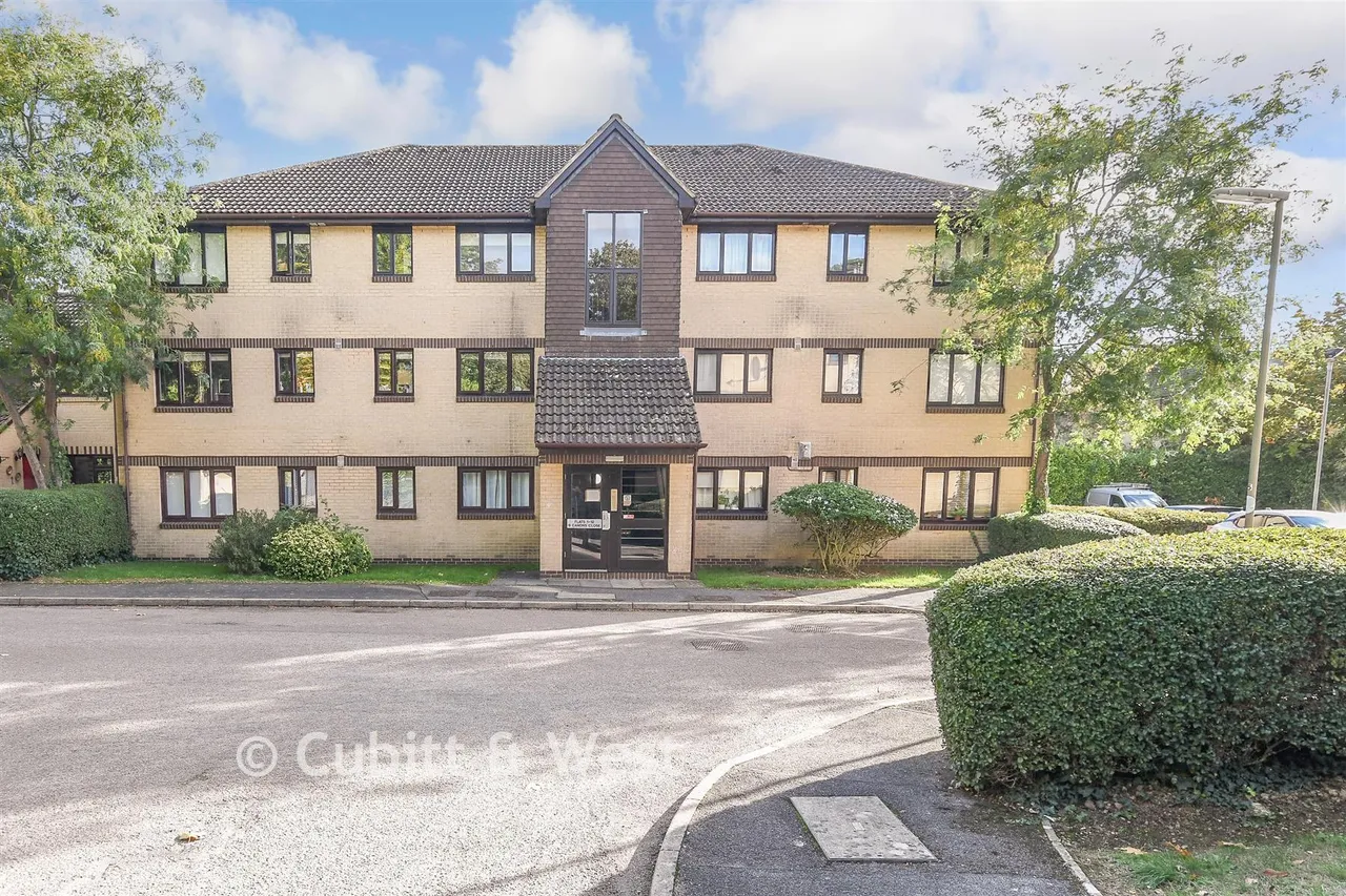 2 bed flat for sale, Canons Close, Reigate, RH2