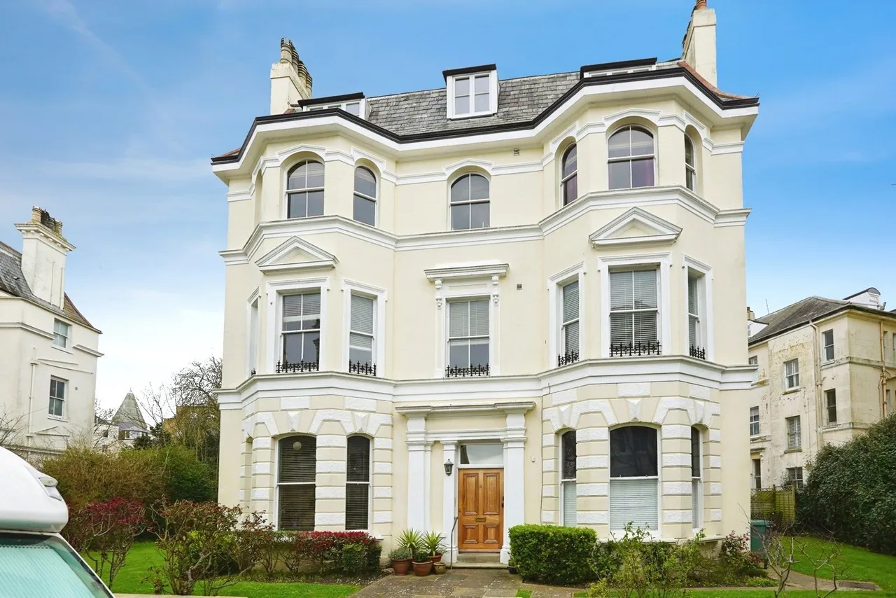 2 bed flat for sale — Clifton Crescent, Folkestone, Kent, CT20