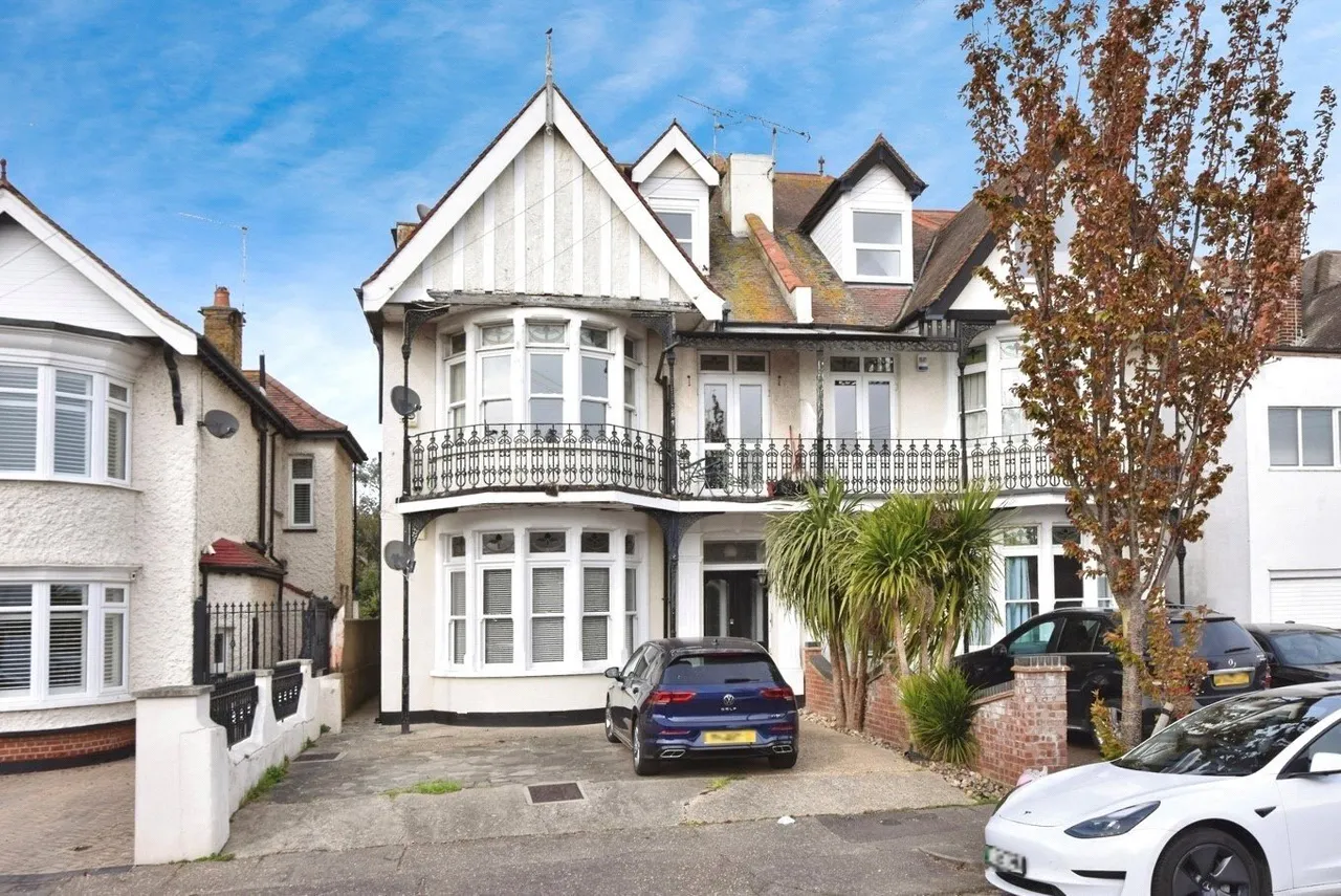 2 bed flat for sale — Gloucester Terrace, Thorpe Bay, Essex, SS1