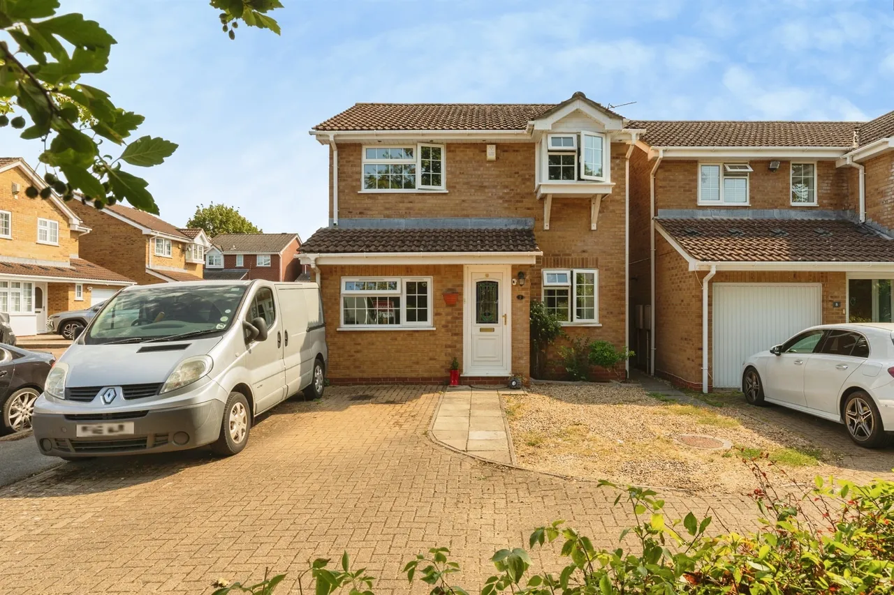 3 bed house for sale — Horsecroft Gardens, Barrs Court, Bristol