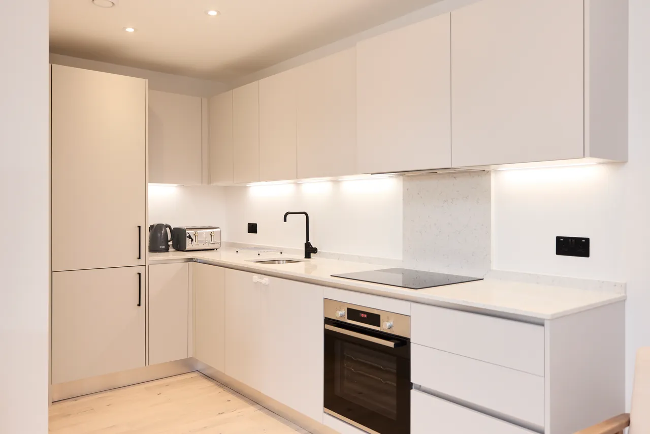 3 bed flat to rent, Station Road, SW19