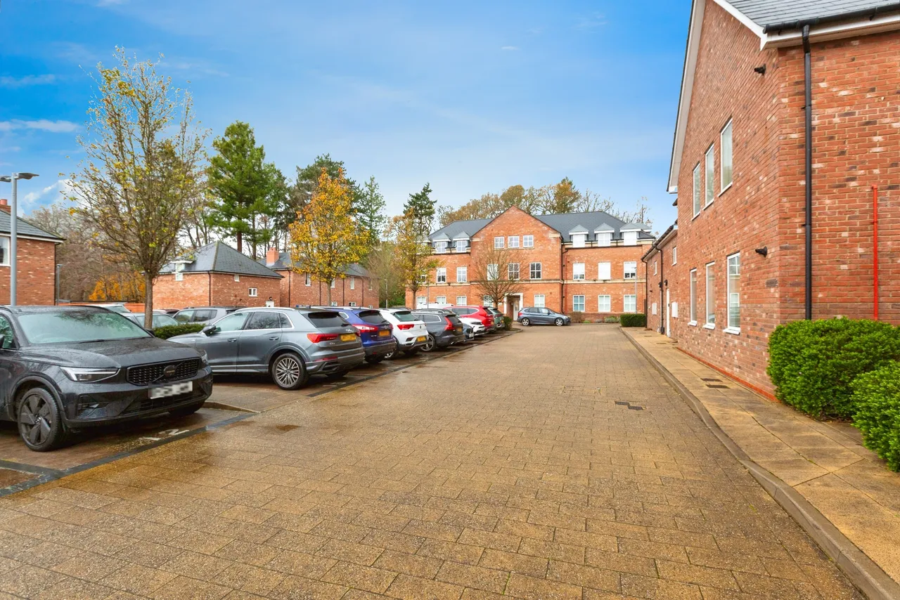 Great Charta Close, Egham, TW20, photo 14
