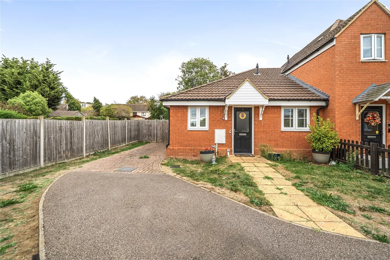 2 bed house for sale, Berry Court, Bradville, MK13