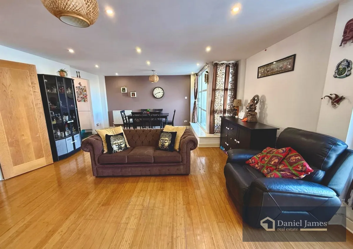 2 bed flat for sale, Barrier Point Road, London, E16