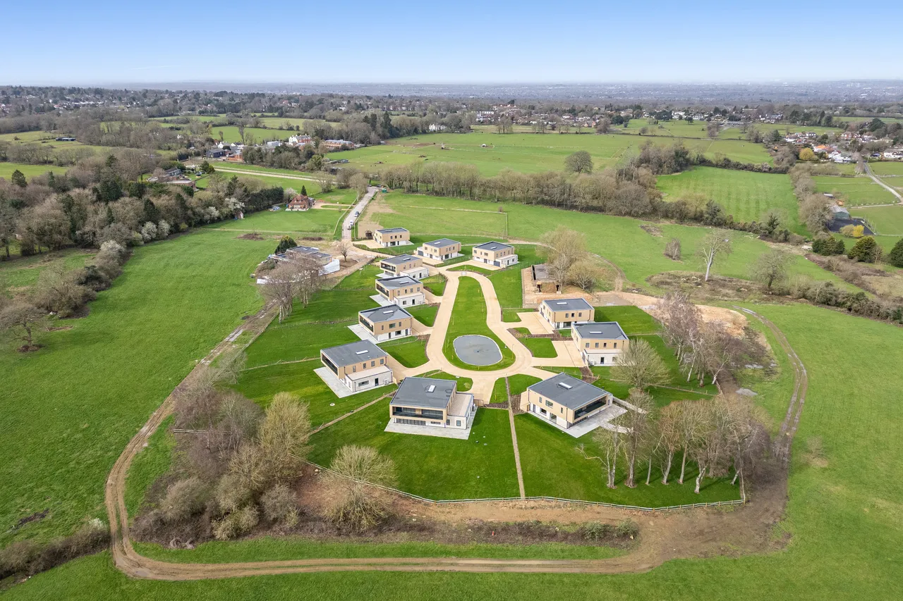 4 bed house for sale — Courtlands Park, Park Road, Banstead,...