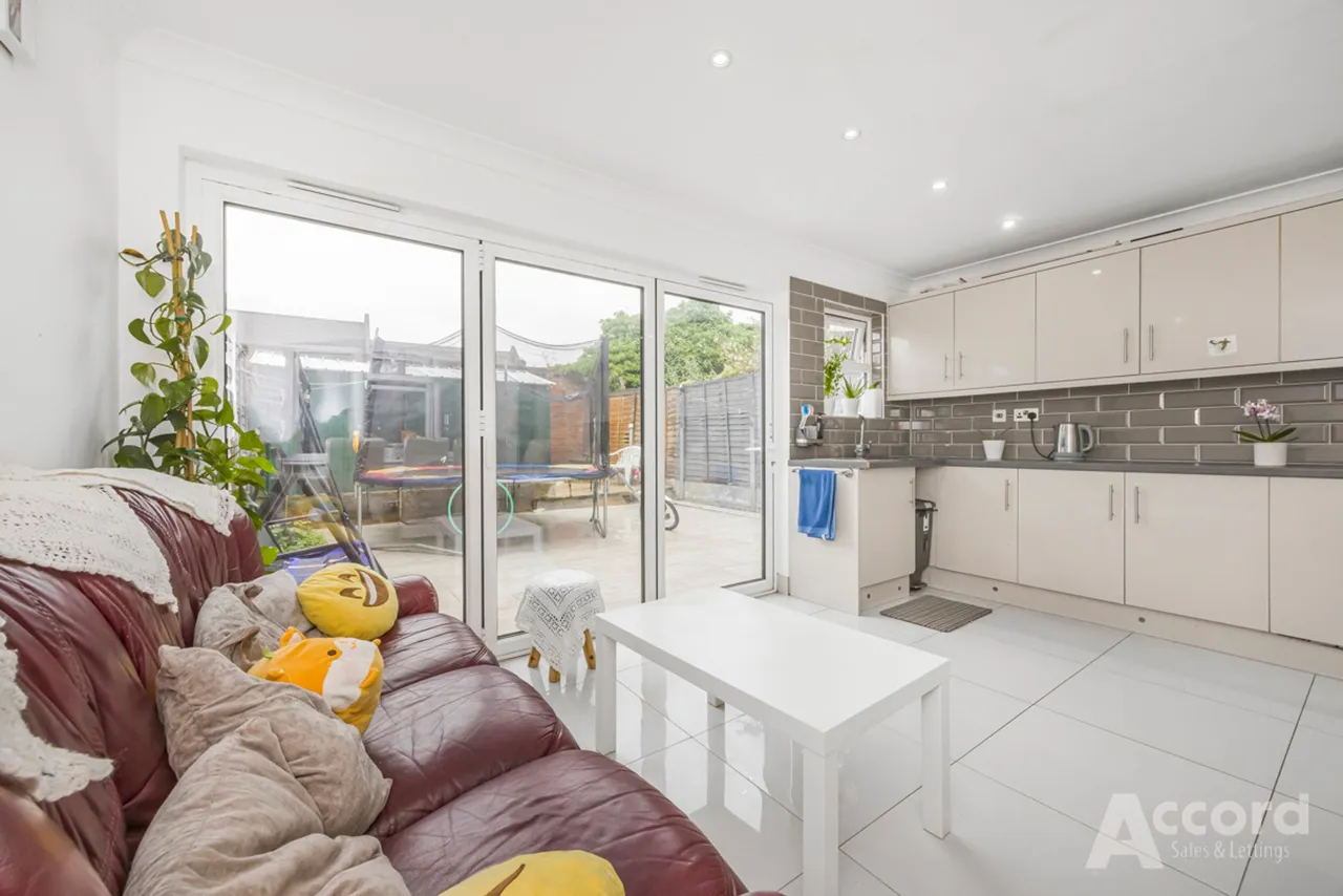 Westfield Road, Dagenham, RM9, photo 36