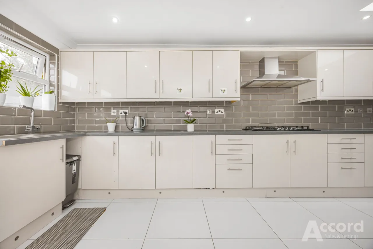 Westfield Road, Dagenham, RM9, photo 2