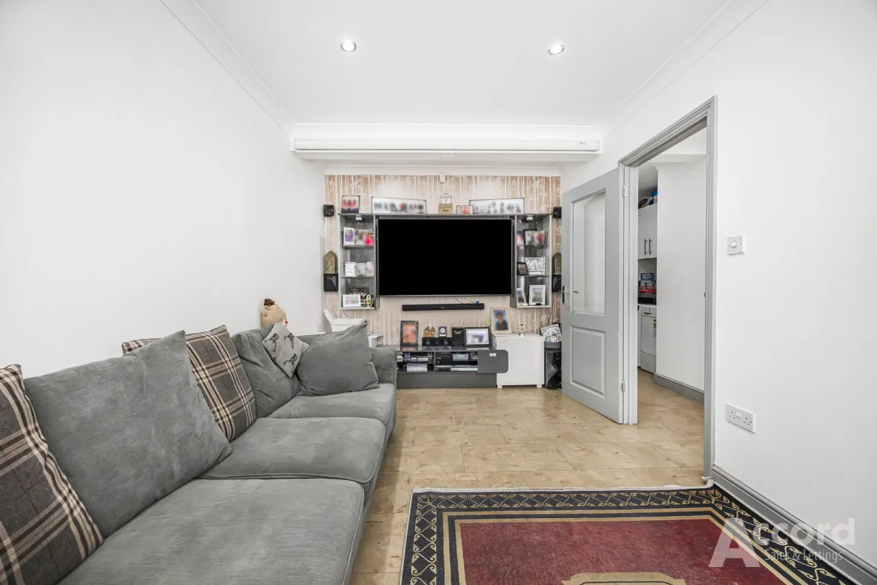 Westfield Road, Dagenham, RM9, photo 37