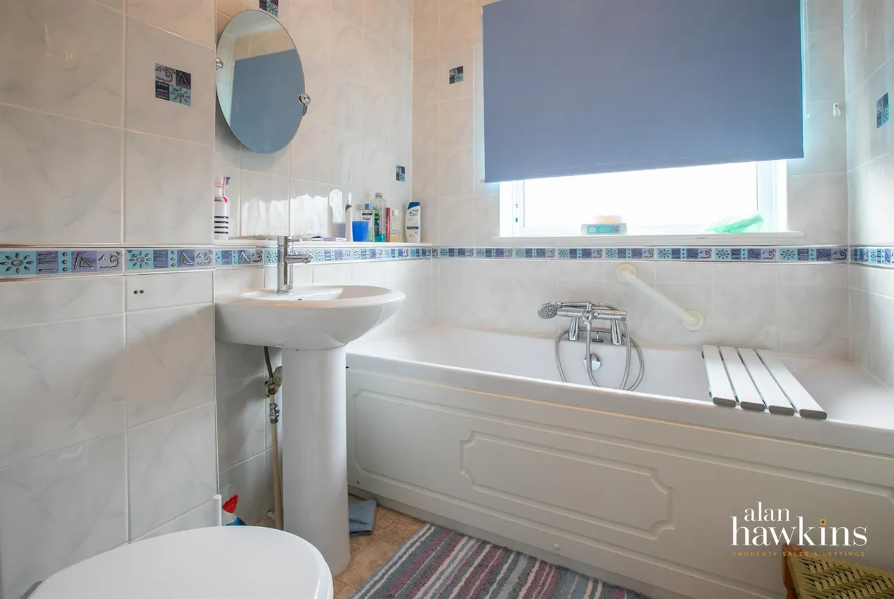 Laburnum Drive, Royal Wootton Bassett, photo 6