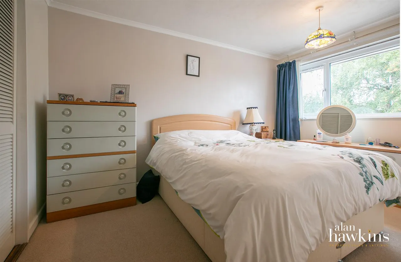 Laburnum Drive, Royal Wootton Bassett, photo 8