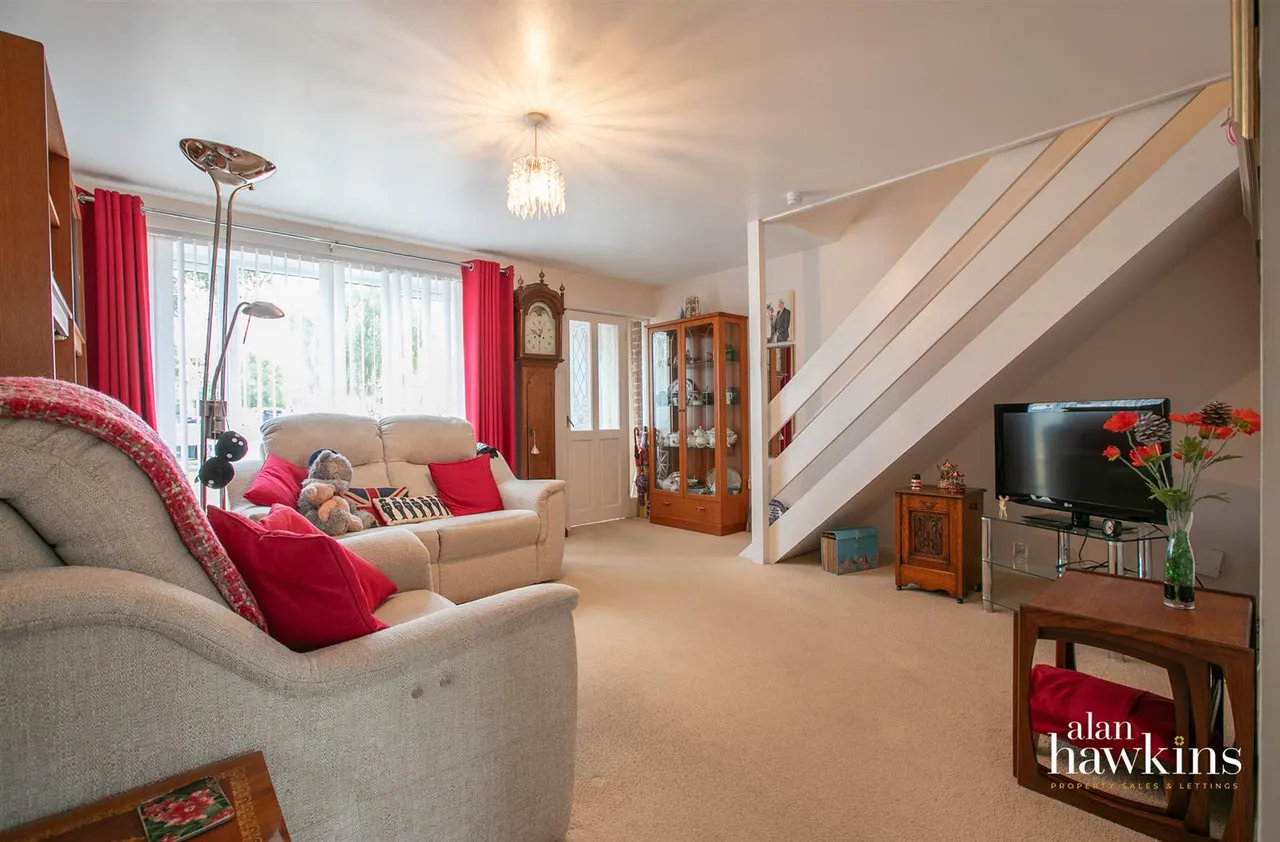 Laburnum Drive, Royal Wootton Bassett, photo 3