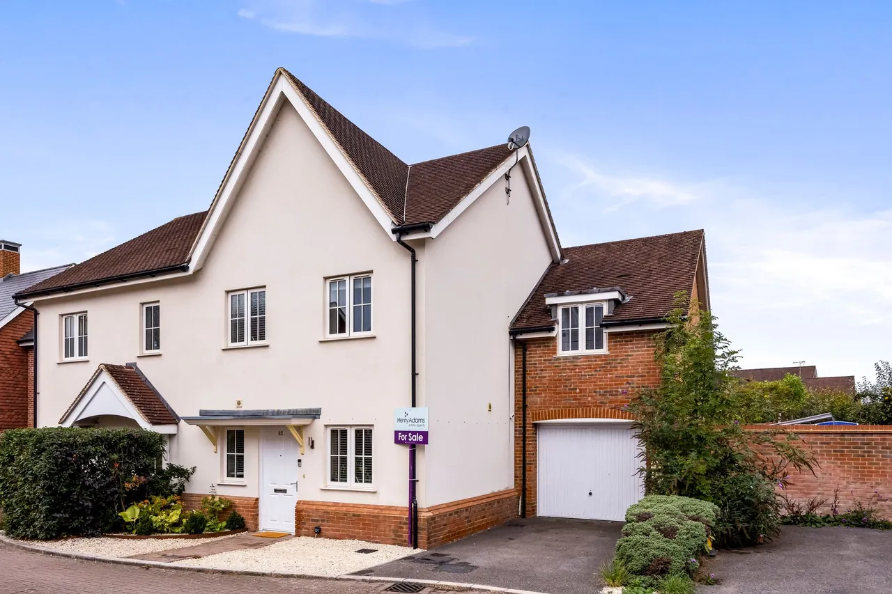 3 bed property for sale, Churchill Way, Broadbridge Heath, RH12