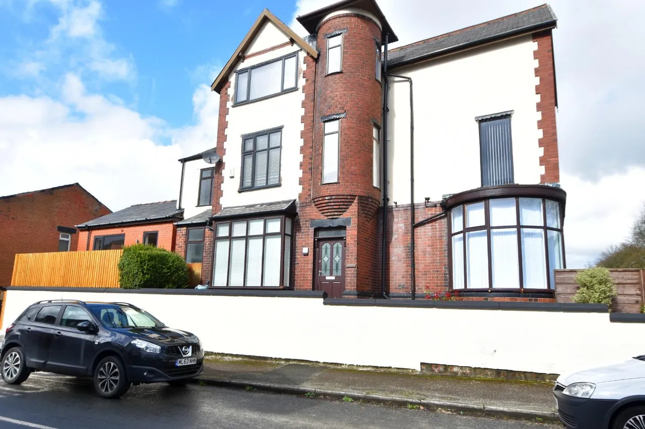 1 bed room to rent — Milner Avenue, Seedfield, Bury, BL9 6NG