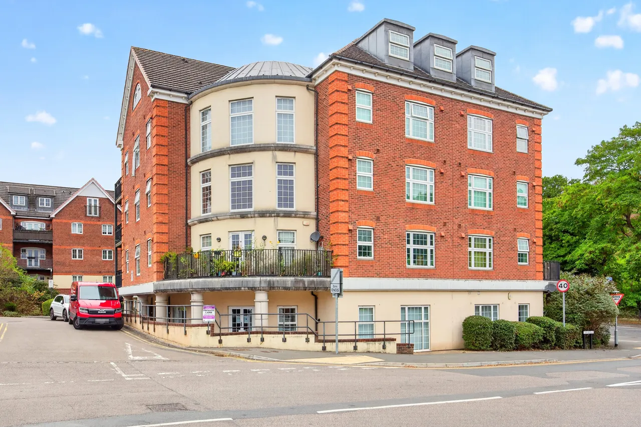 2 bed flat to rent, London Road, Camberley, GU15