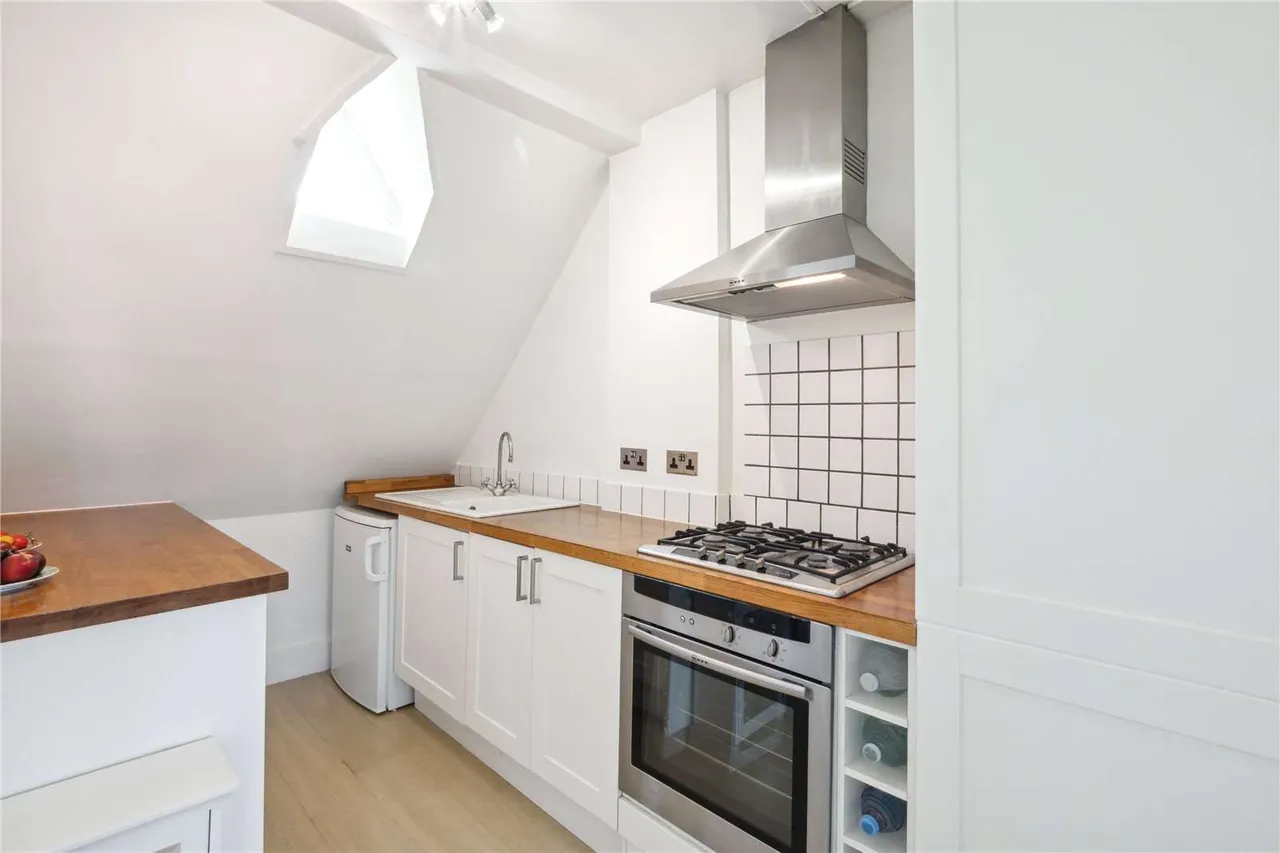 Marlborough Crescent, London, W4, photo 3