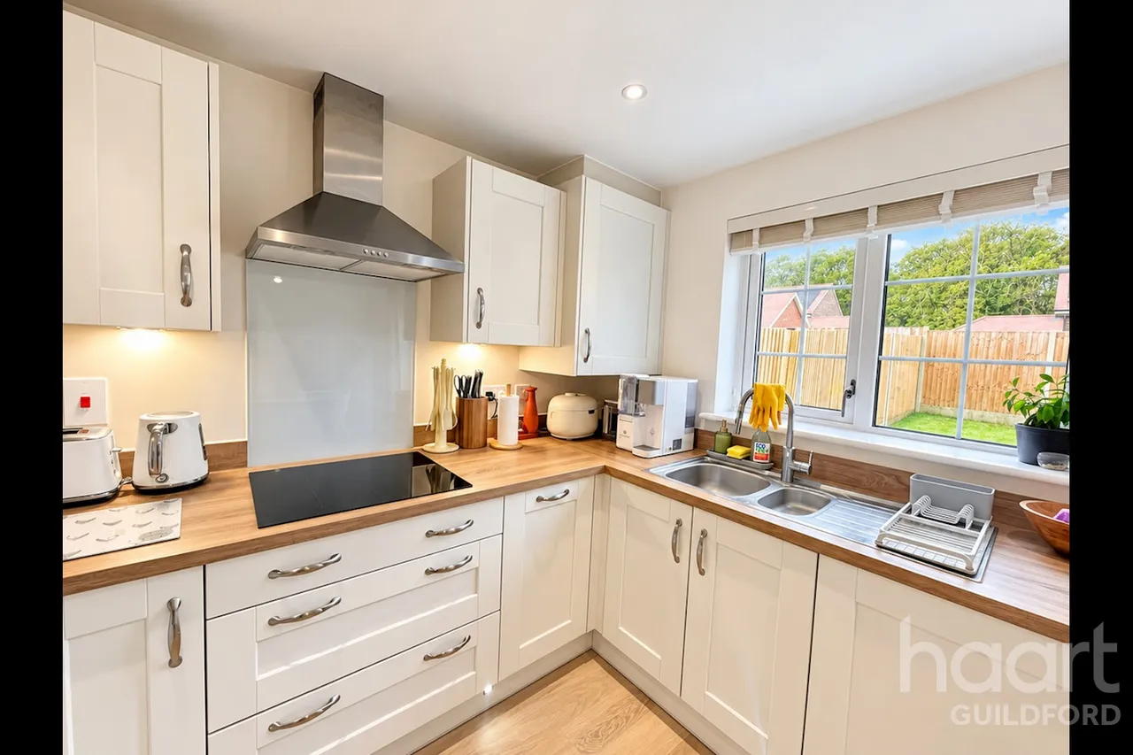 Yew Close, Leatherhead, KT24, photo 3