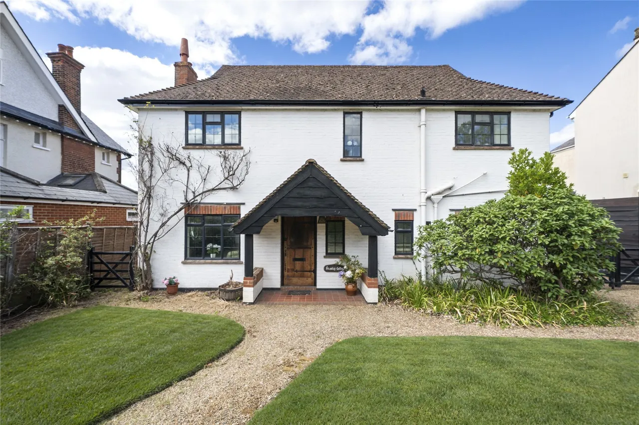 3 bed house for sale — Gordon Road, Claygate, Esher, Surrey, KT10