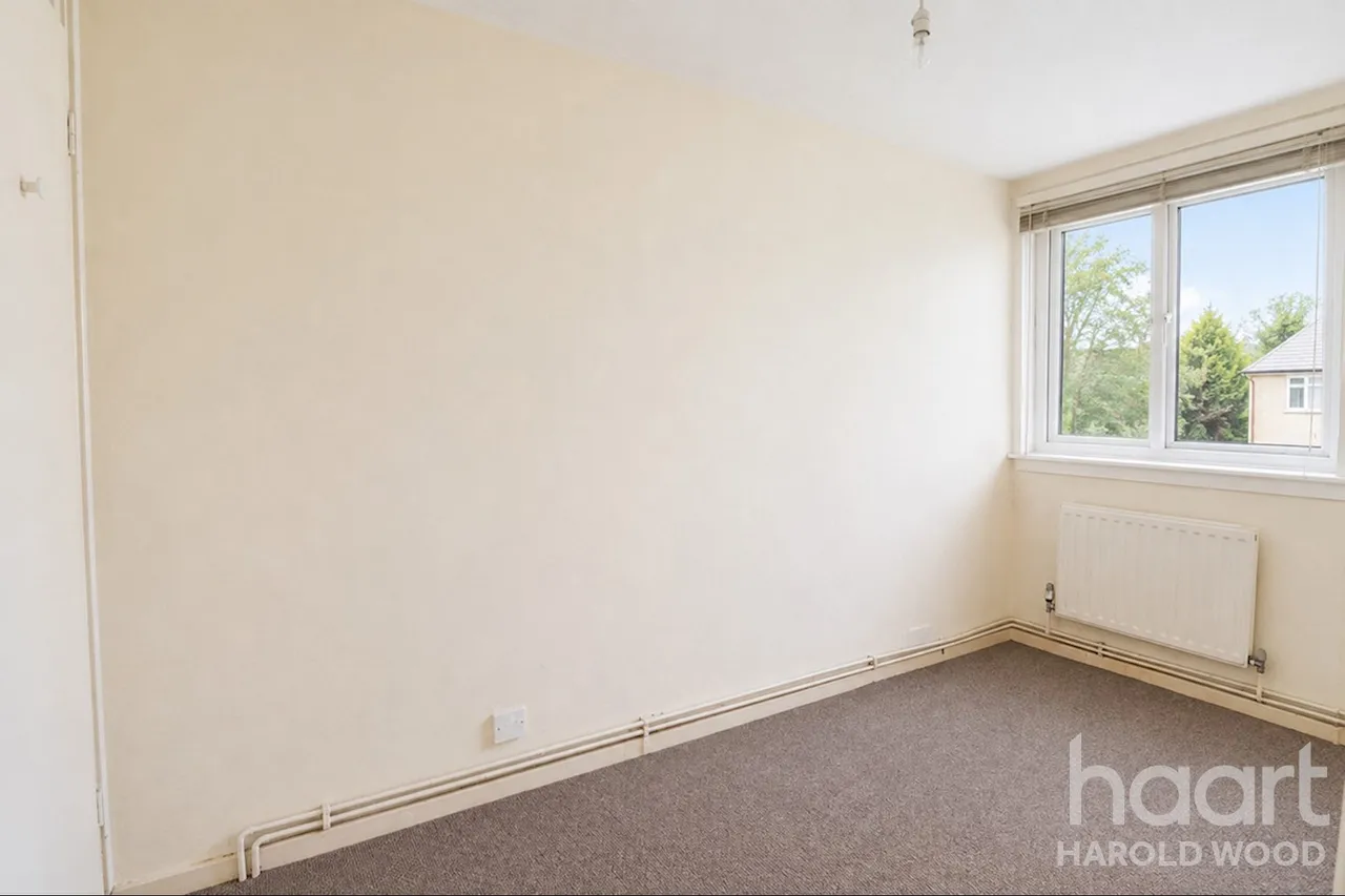 Bellflower Path, Harold Hill, RM3, photo 8
