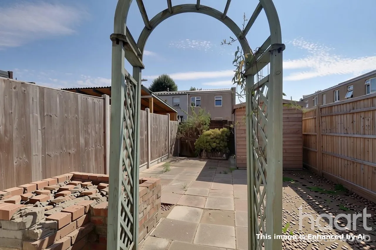 Bellflower Path, Harold Hill, RM3, photo 11