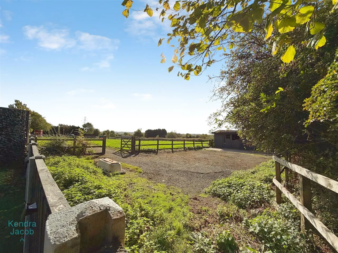 The Avenue, Harlington, photo 31