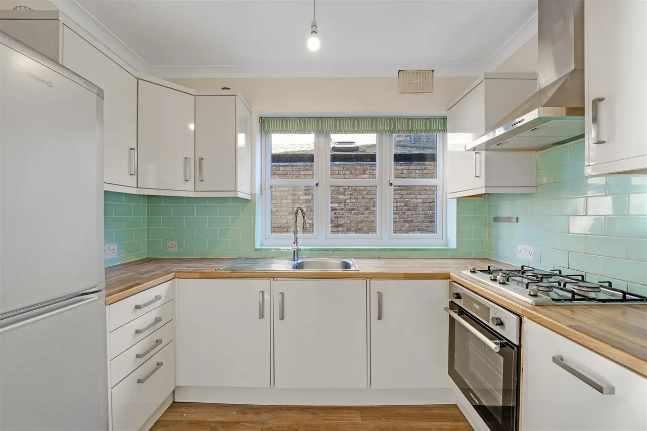 Uxbridge Road, Hampton Hill, TW12, photo 3