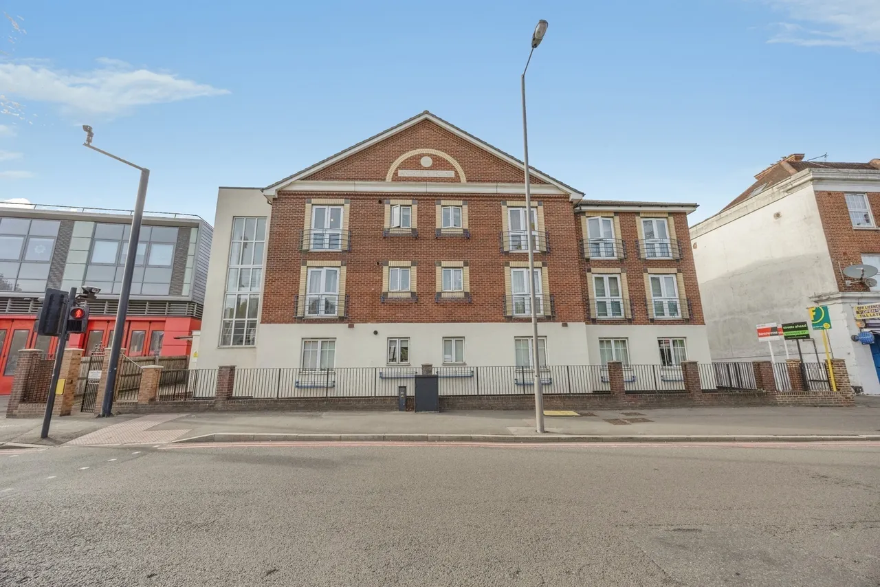 2 bed flat for sale, Brighton Road, Purley, CR8