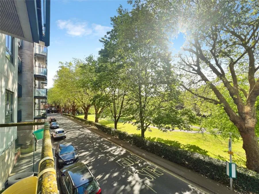 2 bed flat for sale, Orchard Place, Southampton, SO14