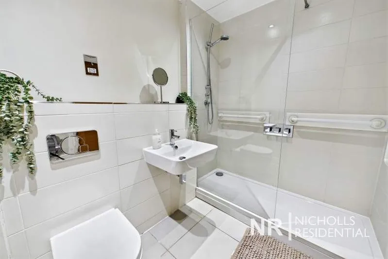 Green Lane, Chessington, KT9, photo 11