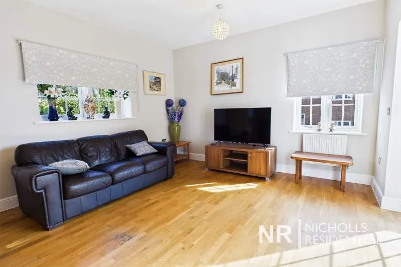 Green Lane, Chessington, KT9, photo 5