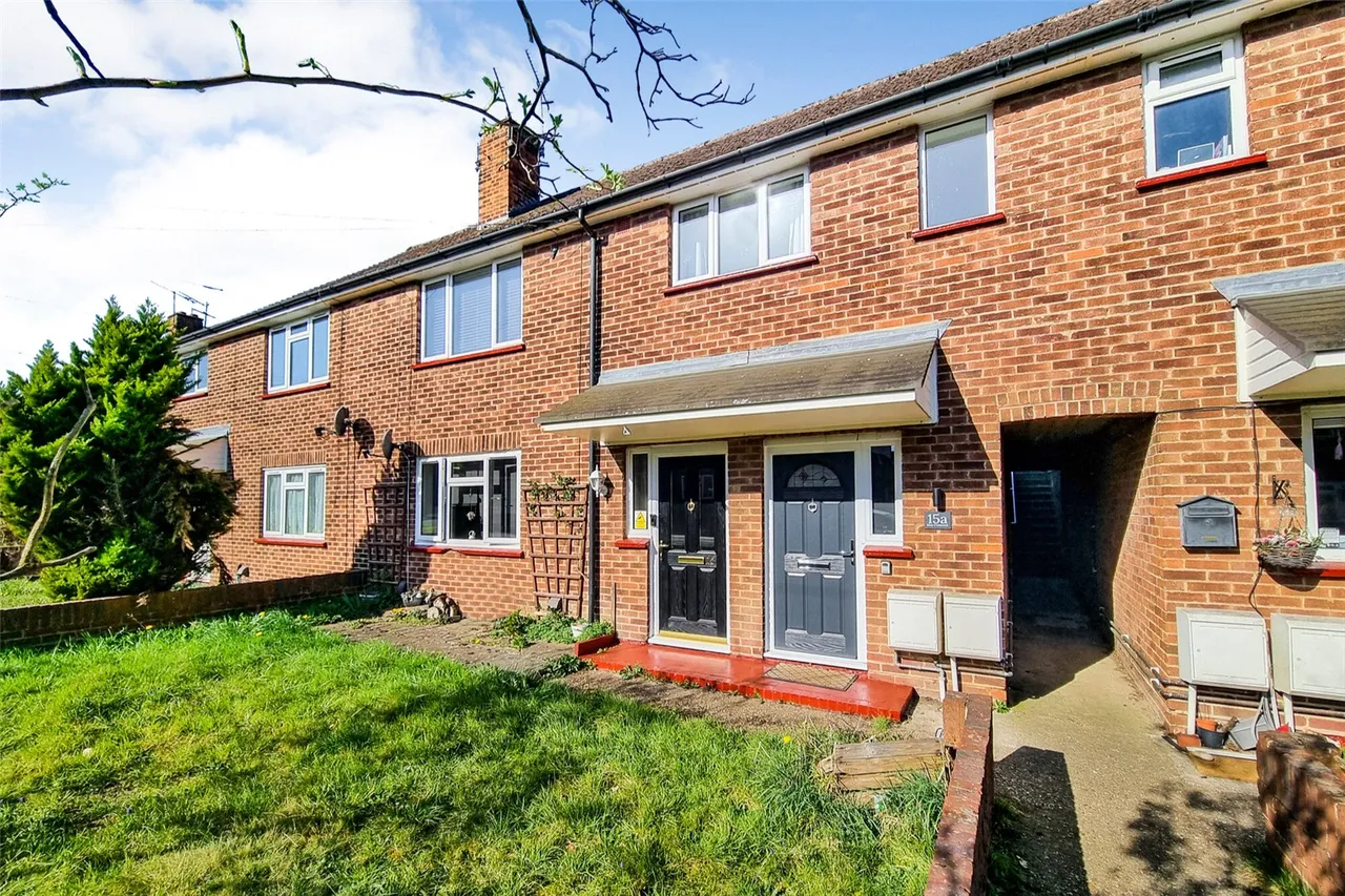 2 bed flat for sale — May Crescent, Ash, Guildford, Surrey, GU12 6PS