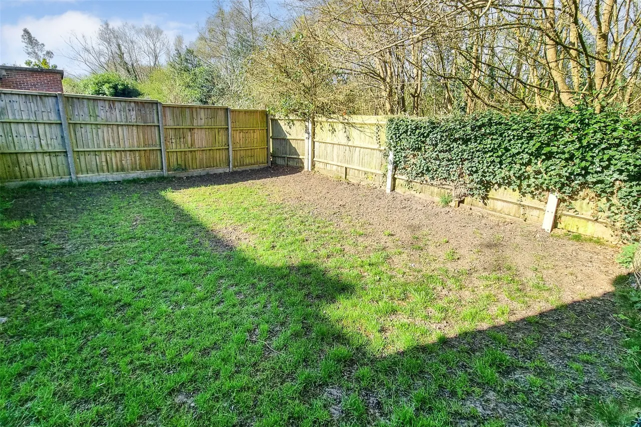 May Crescent, Ash, Guildford, Surrey, GU12 6PS, photo 2