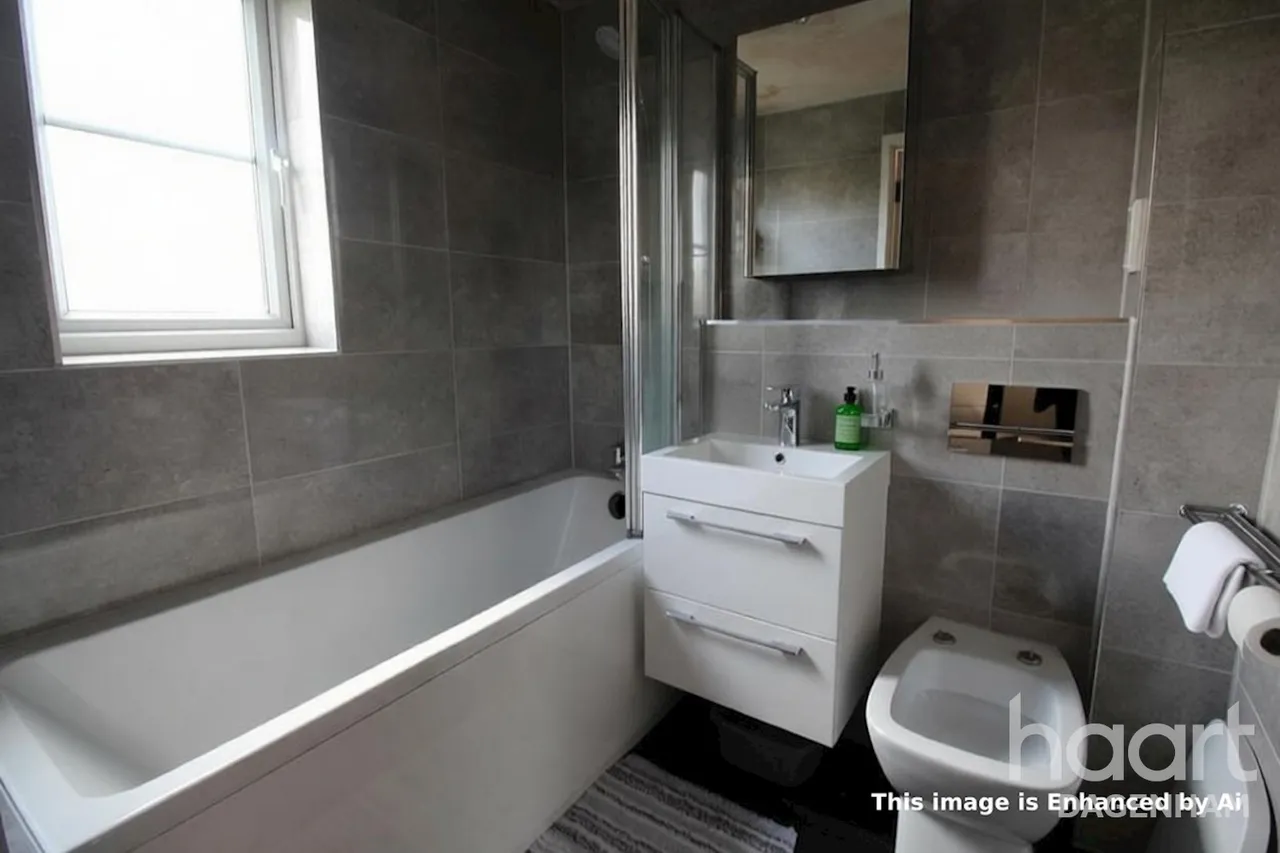 Tallow Close, RM9, photo 6