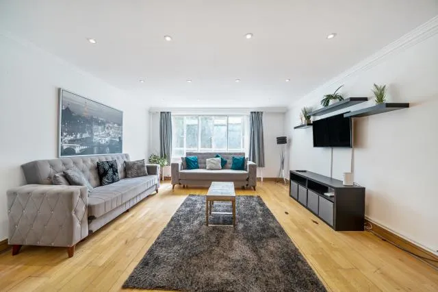 Hyde Park Place, London, W2, photo 3