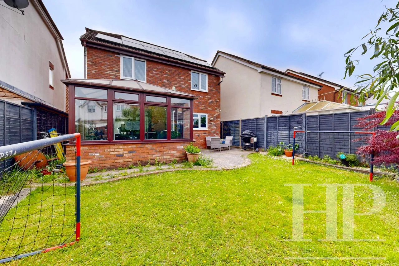 Harper Drive, Maidenbower, RH10, photo 4