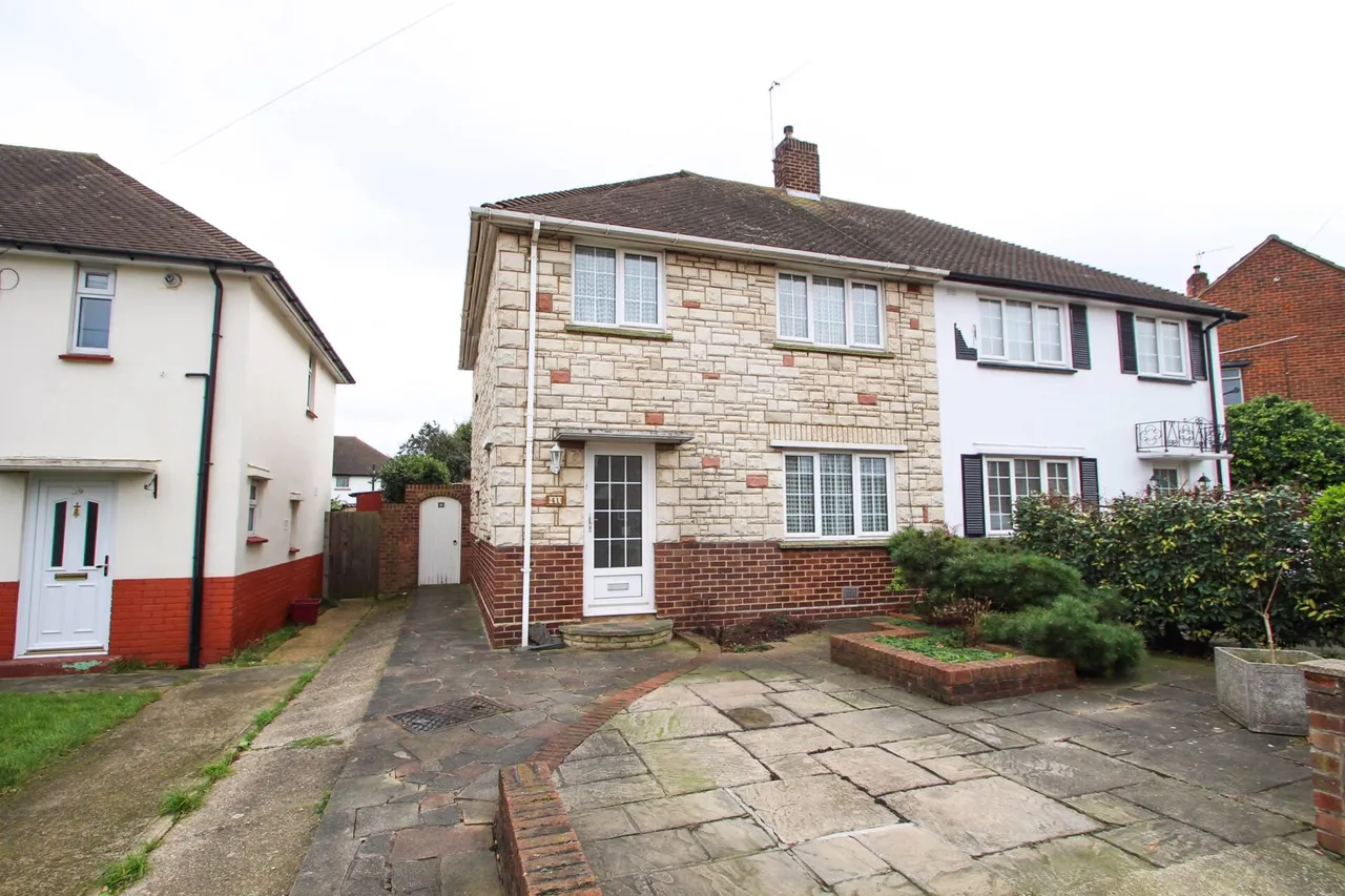3 bed house for sale — Chaucer Road, Welling