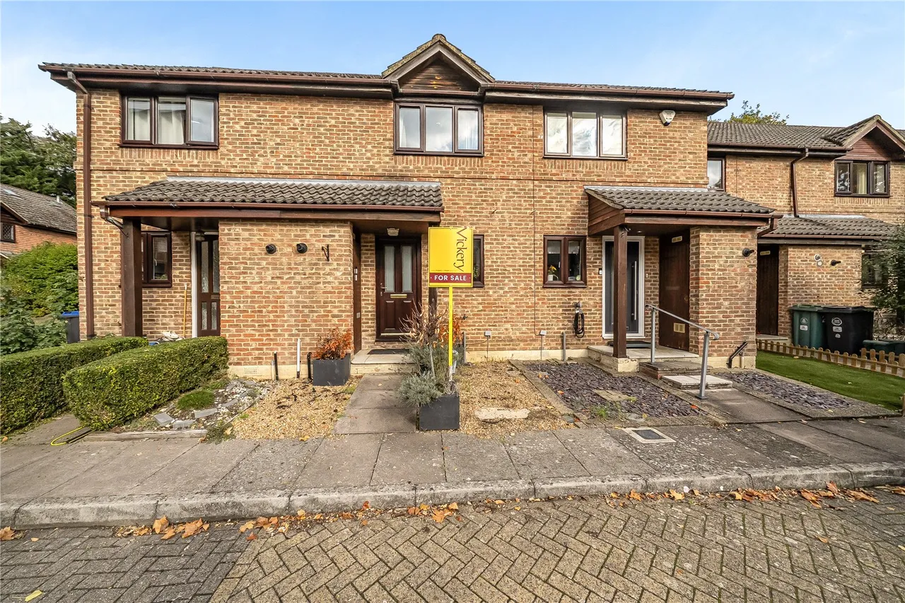 2 bed house for sale, Oak Ridge, West End, GU24