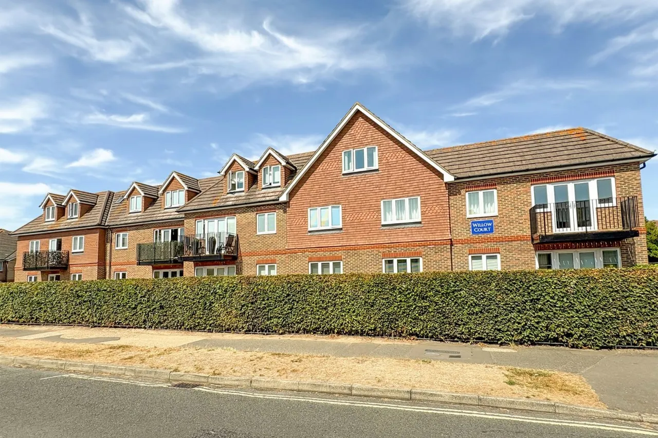 2 bed flat for sale, Woodlands Avenue, Rustington, BN16