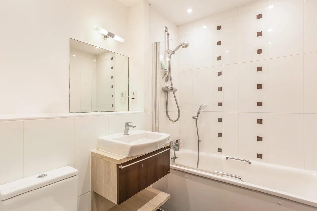 Rotary Court, Hampton Court Road, East Molesey, KT8, photo 3