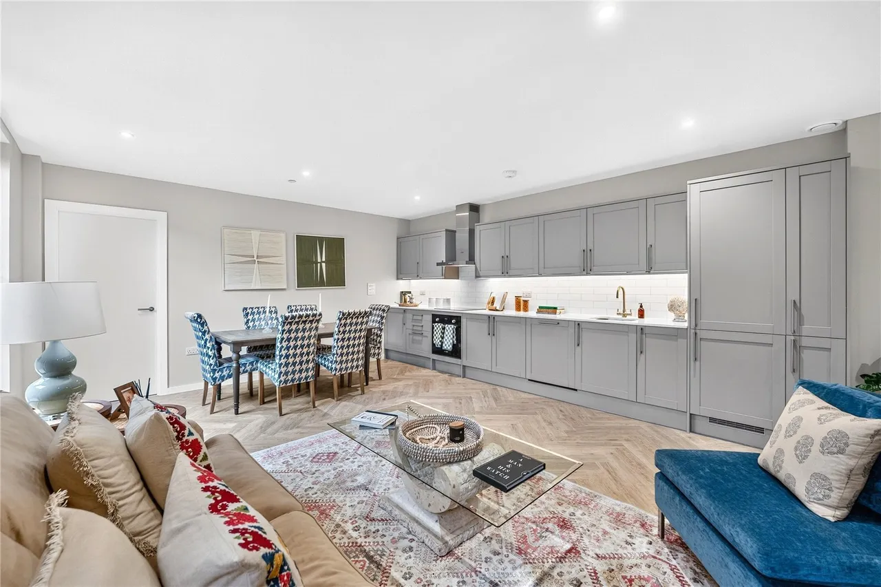 3 bed flat for sale, Fallsbrook Road, London, SW16