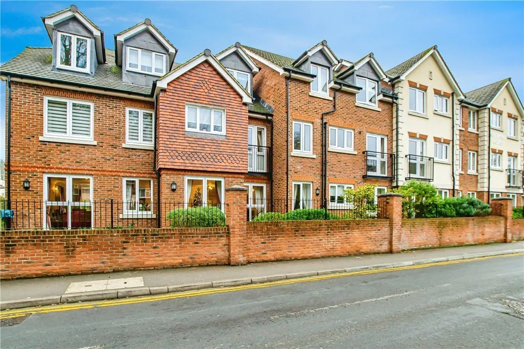 2 bed flat for sale — Caterham Lodge, Stafford Road, Caterham, Surrey, CR3