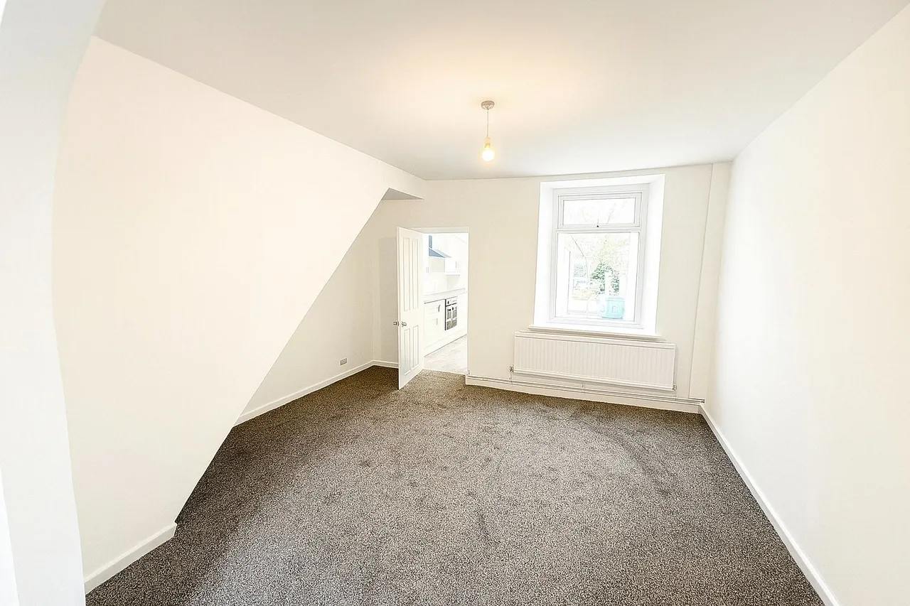 Regent Street East, Neath, SA11, photo 2