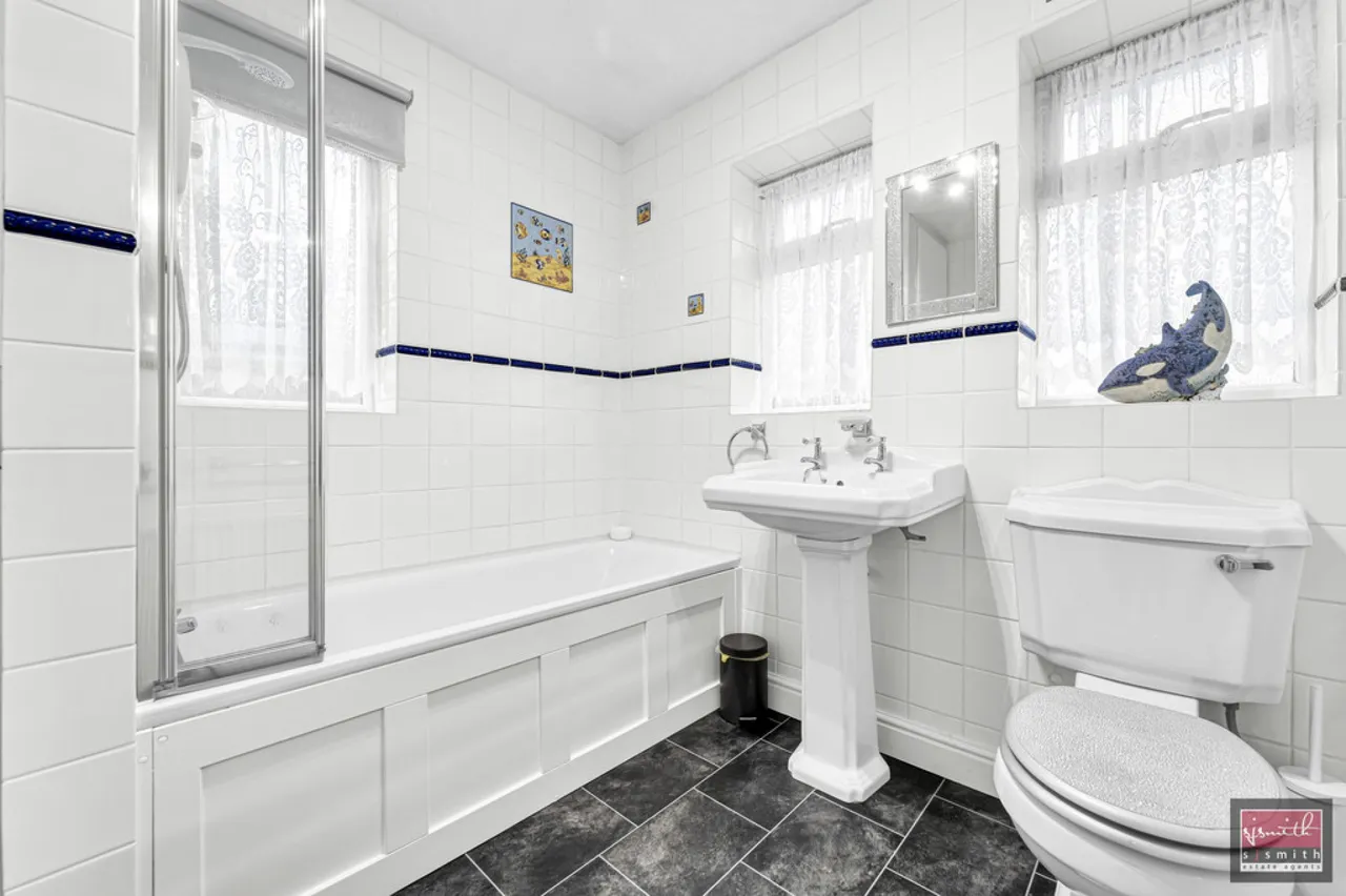 Sundown Road, Ashford, TW15, photo 9