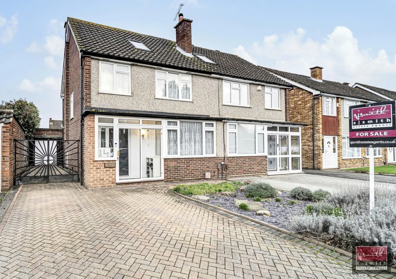 4 bed house for sale, Sundown Road, Ashford, TW15