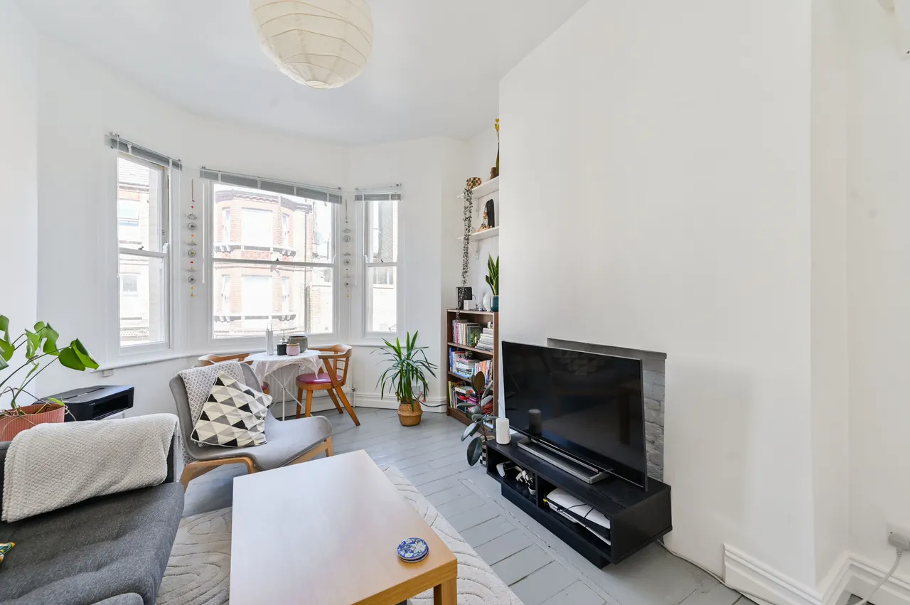 2 bed flat to rent — Flat 2, 1 Handforth Road, London