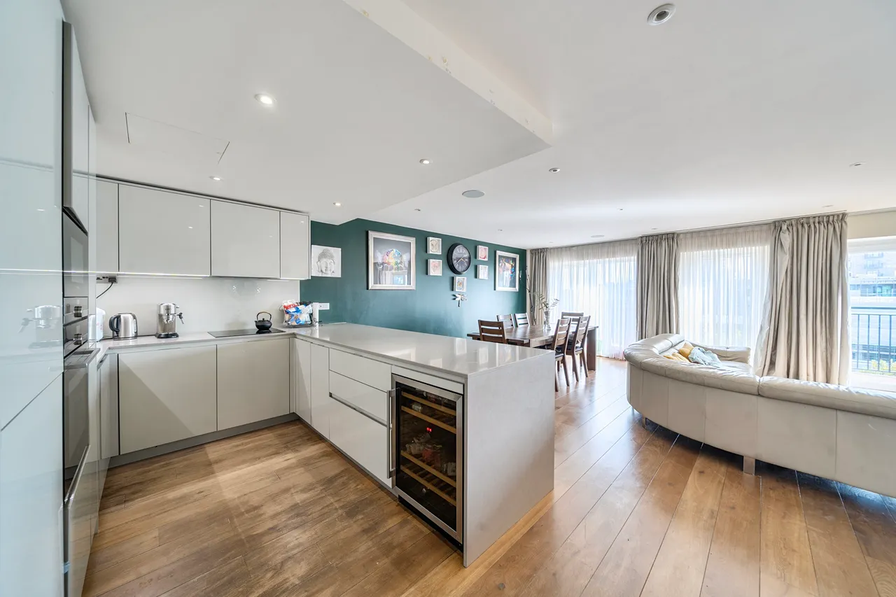 3 bed flat for sale, Beaufort Square, NW9