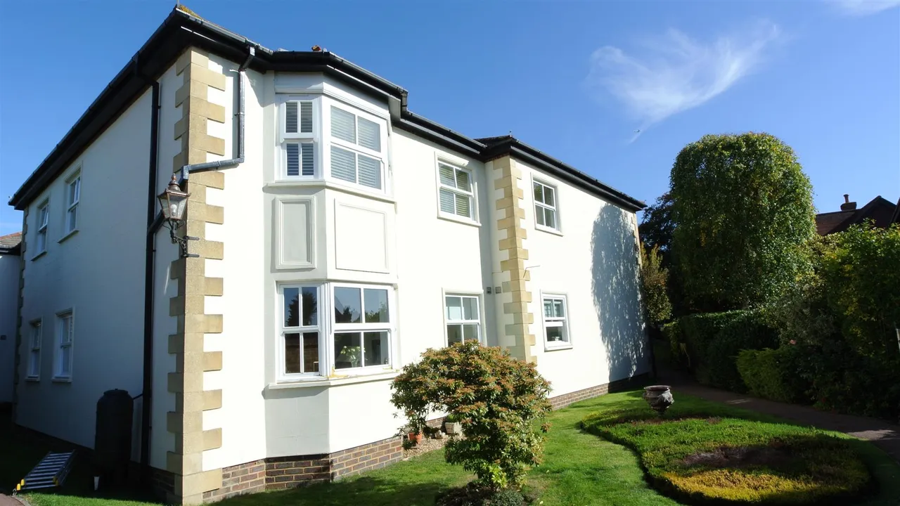2 bed flat for sale — St. Judes Close, Englefield Green, Surrey, TW20 0DN