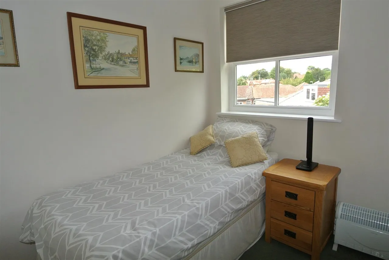 St. Judes Close, Englefield Green, Surrey, TW20 0DN, photo 6